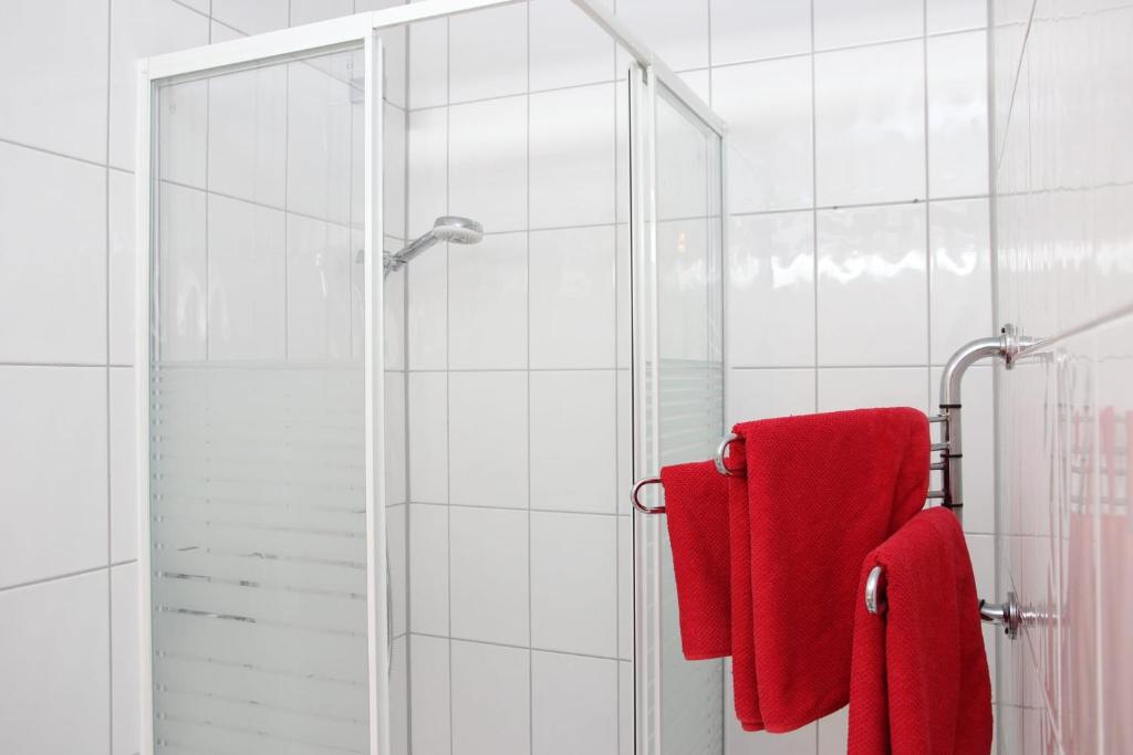 Koupelna v ubytování Fichtenwald - Hundefreundlich, Sauna, Pool, Dachterrasse, Wald & See