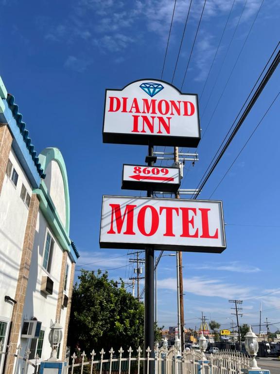 北山的住宿－Diamond Inn，街道上频道旅馆标志