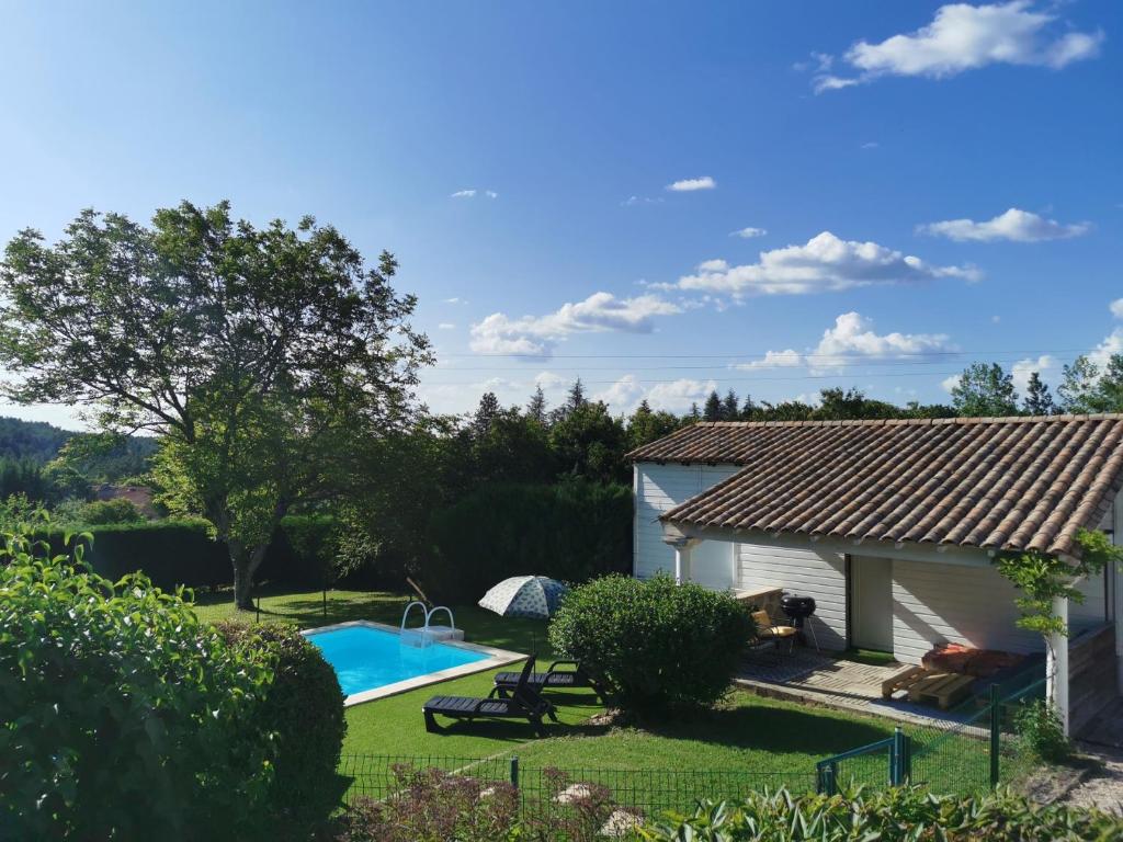 einen Hinterhof mit einem Pool und einem Haus in der Unterkunft Endroit paisible, Périgueux, maison avec piscine in La Garde