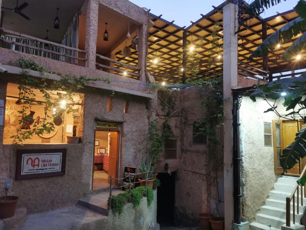 - une vue sur l'extérieur d'un bâtiment avec une terrasse dans l'établissement Misfah Old House, à Misfāh