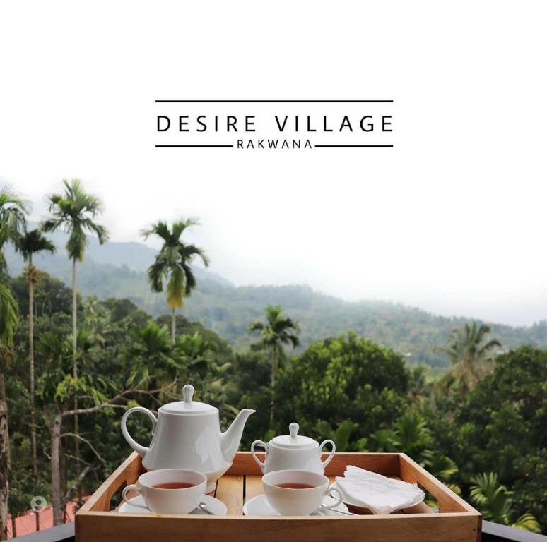 2 tazas de té en una bandeja con vistas en Desire Village Rakwana, en Rakwana