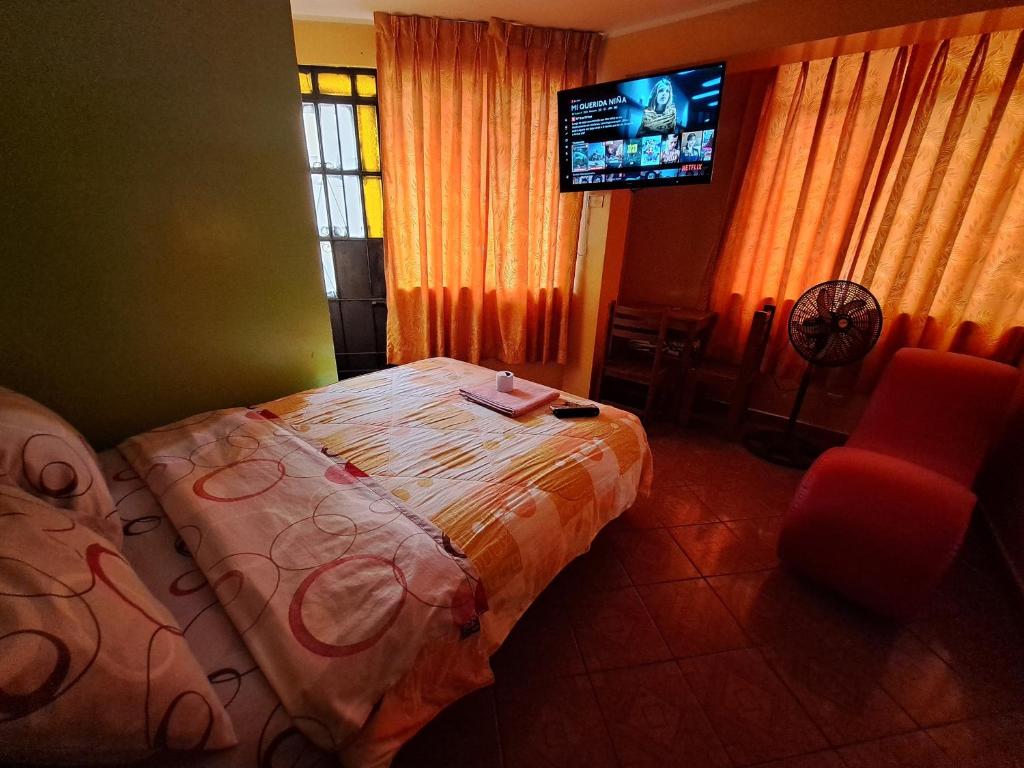 1 dormitorio con 1 cama y TV de pantalla plana en Hospedaje Leo, en Lima