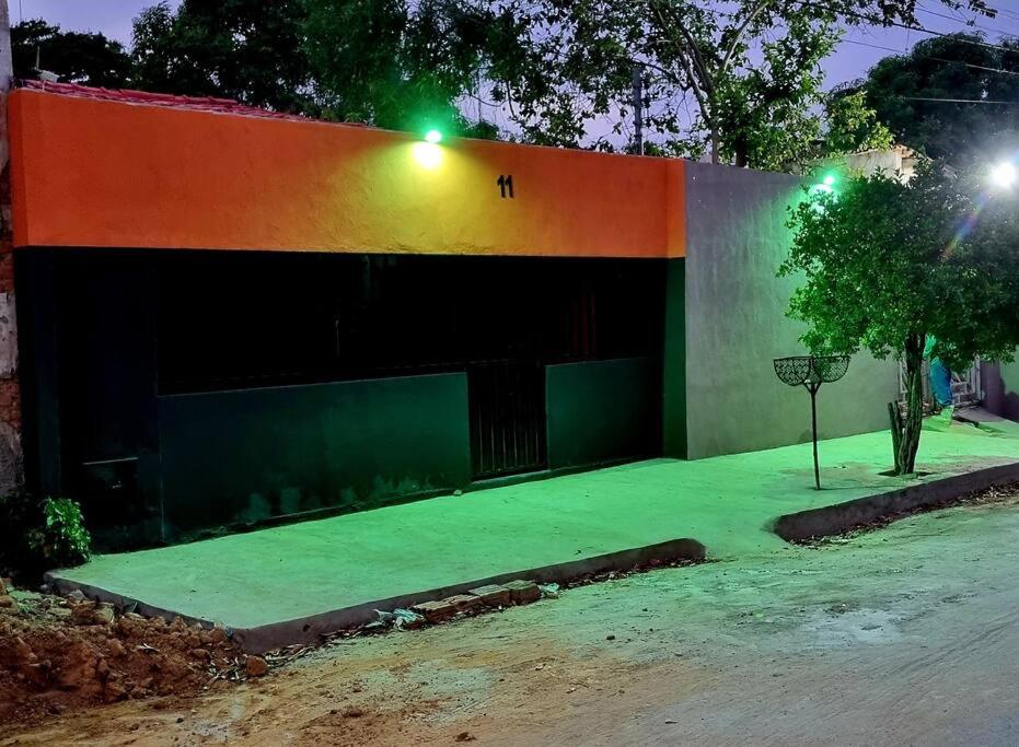 a building with a basketball hoop in front of it at casa grande e confortável in Pirapora