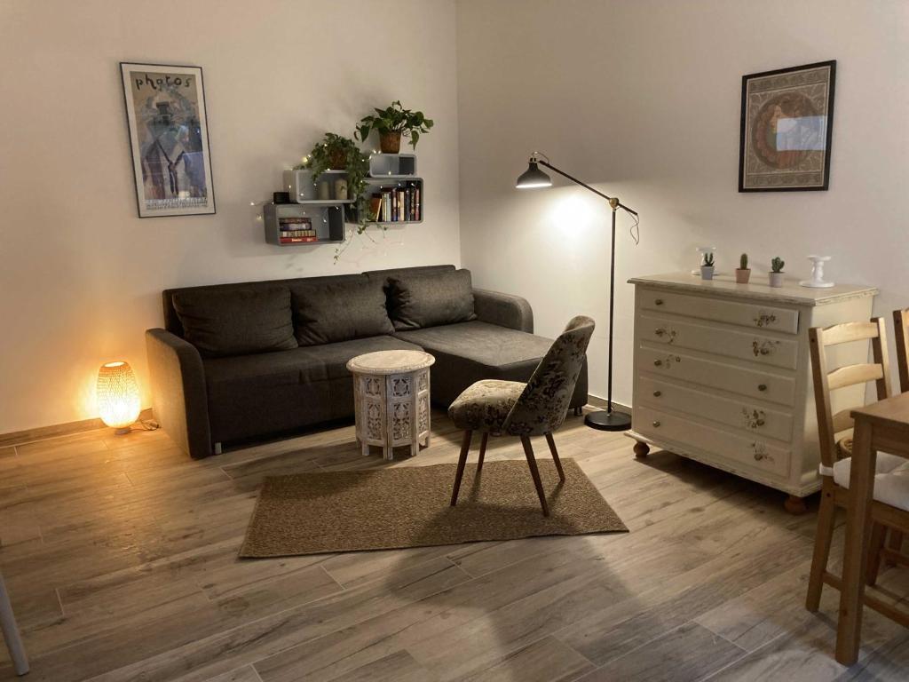 ein Wohnzimmer mit einem Sofa und einem Stuhl in der Unterkunft Hamburg City Homes in Hamburg