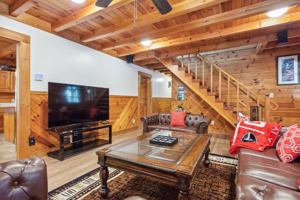 ein Wohnzimmer mit einem großen Flachbild-TV in der Unterkunft Cabin Bliss - Just 1 Mile from Lake Lanier in Oscarville
