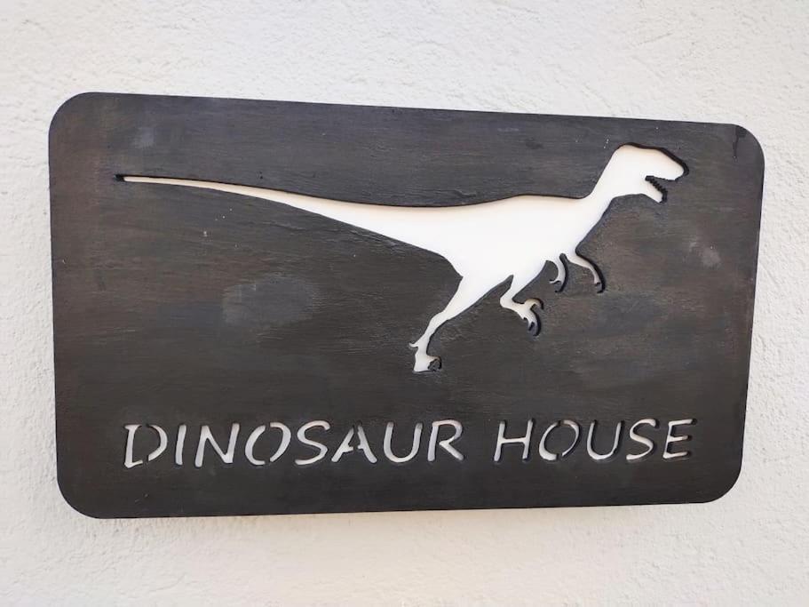 Certifikát, hodnocení, plakát nebo jiný dokument vystavený v ubytování Dinosaur House