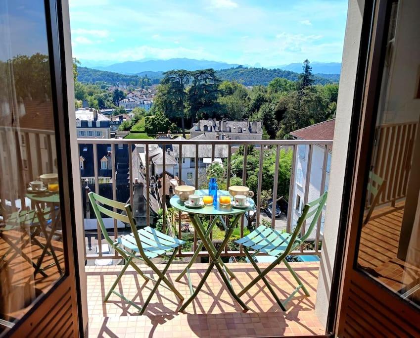 een balkon met een tafel en stoelen bij Pau centre vue sur les Pyrénées pour 2 nuits au minimum in Pau