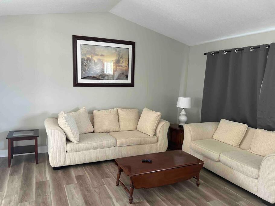 欣頓的住宿－Hinton Alberta Vacation Home，客厅配有两张沙发和一张咖啡桌