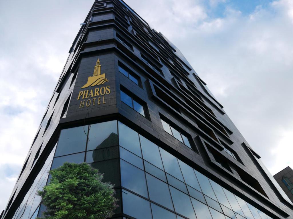 un bâtiment avec un panneau sur son côté dans l'établissement Hotel Pharos, à Séoul