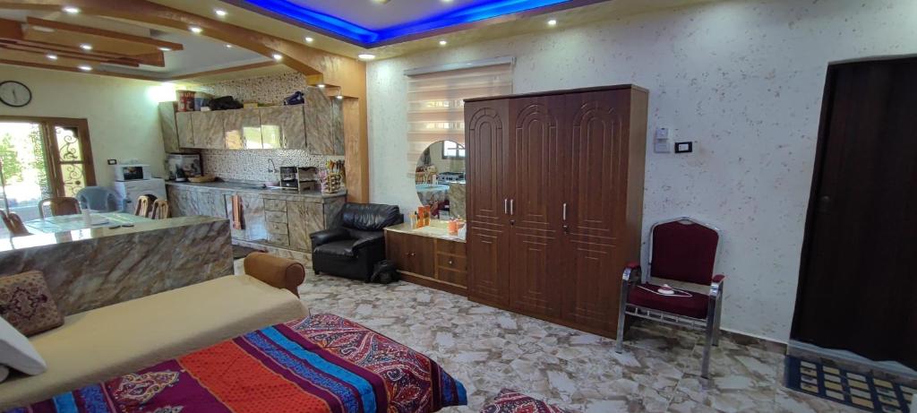una camera con cucina e una camera con letto di Adorable studio with farm view a Nijil
