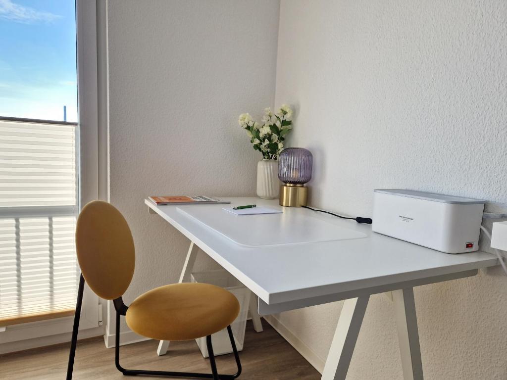 a white desk with a printer and a chair at Stadt-Appartement CityLife in Bielefeld