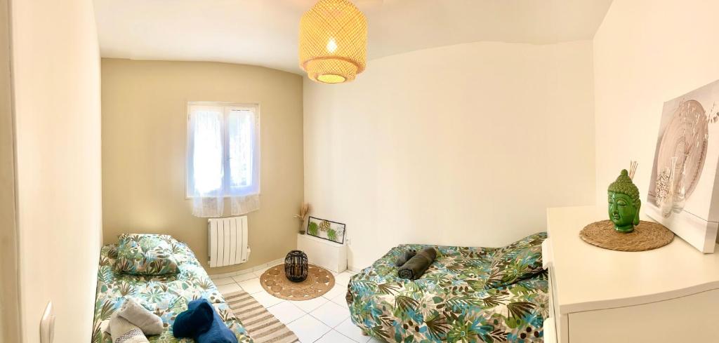 uma sala de estar com duas camas e uma janela em Appart proche stade de France em La Courneuve