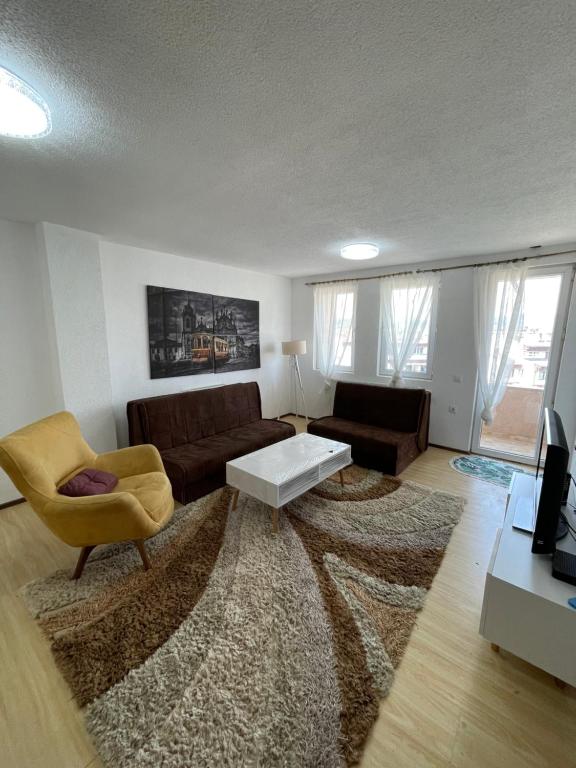 uma sala de estar com um sofá e uma mesa de centro em FG 2 apartment em Gnjilane