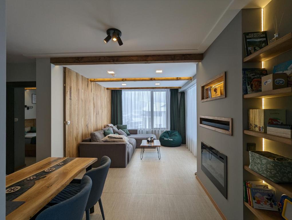 Pine & Wine Sauna Apartment في بامبوروفو: غرفة معيشة مع أريكة وطاولة