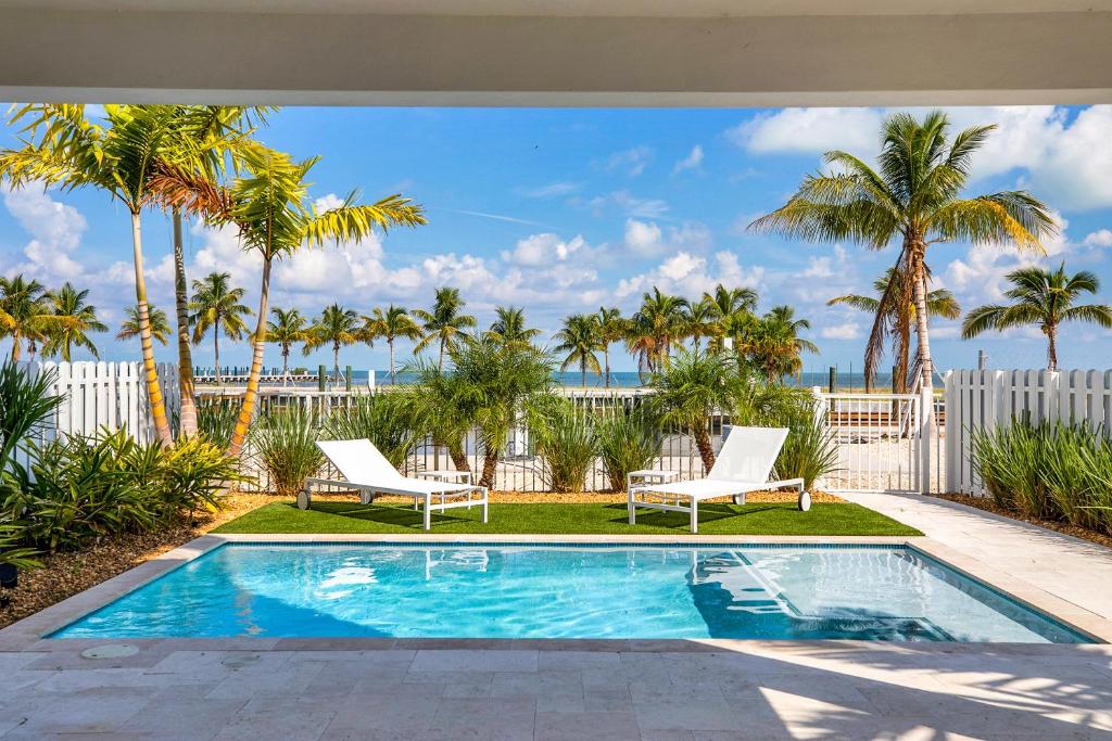 Photo inspiration: Fresh Look at Brand New Luxury Oceanfront Home W Pool 38 Slip Marathon