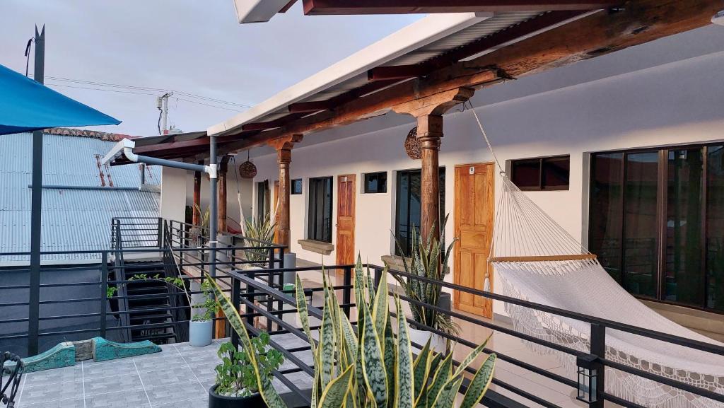 een huis met een hangmat op een balkon bij Terraza Catedral Hostel in León