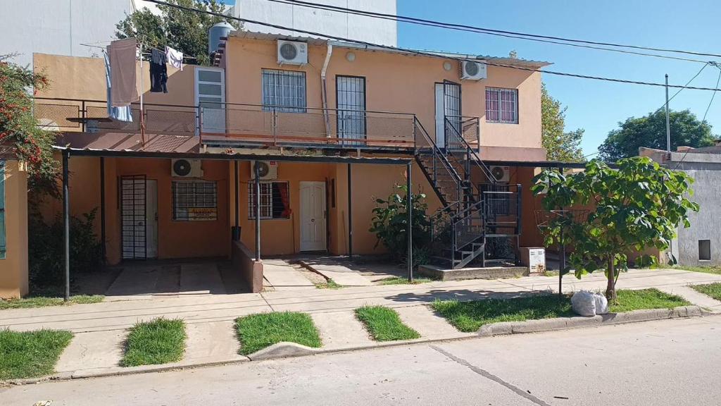 una vecchia casa con balcone sul lato di Helenita a Villa Mercedes