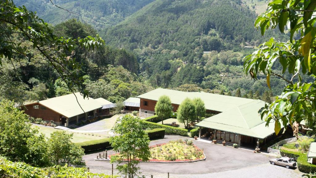 uma vista superior de um edifício com montanhas ao fundo em Hacienda La Lucha 