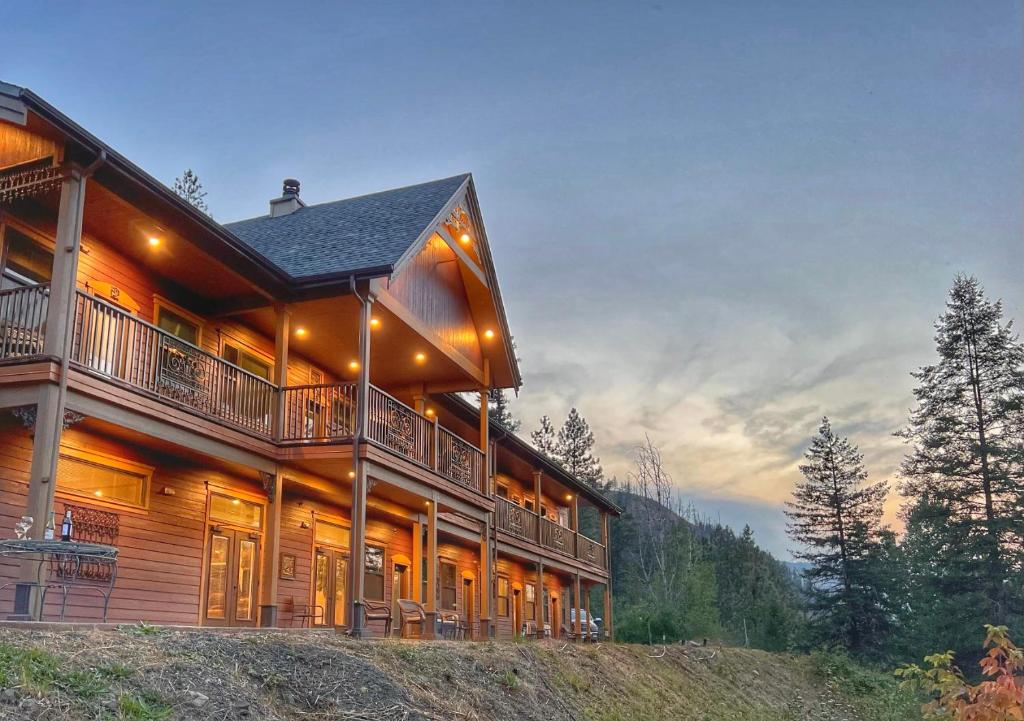 Cette grande maison en bois dispose d'un balcon sur une colline. dans l'établissement Hearthstone Elegant Lodge, à Kamiah