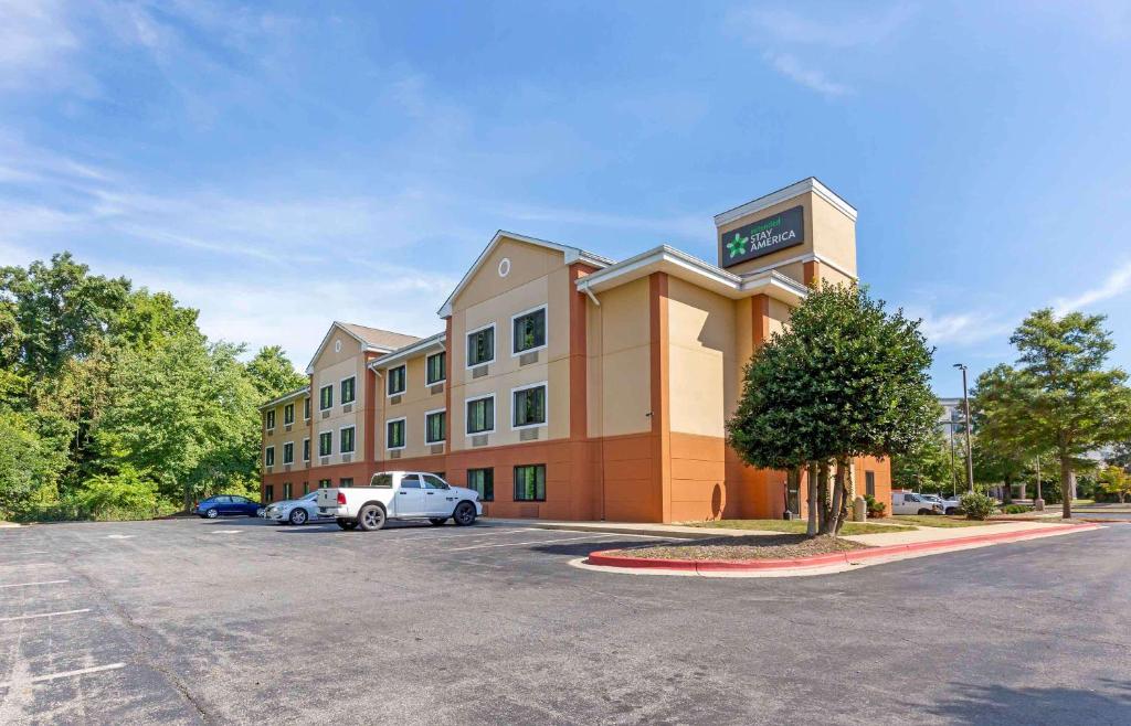 un hotel con un coche aparcado en un aparcamiento en Extended Stay America Suites - Washington, DC - Landover, en Largo