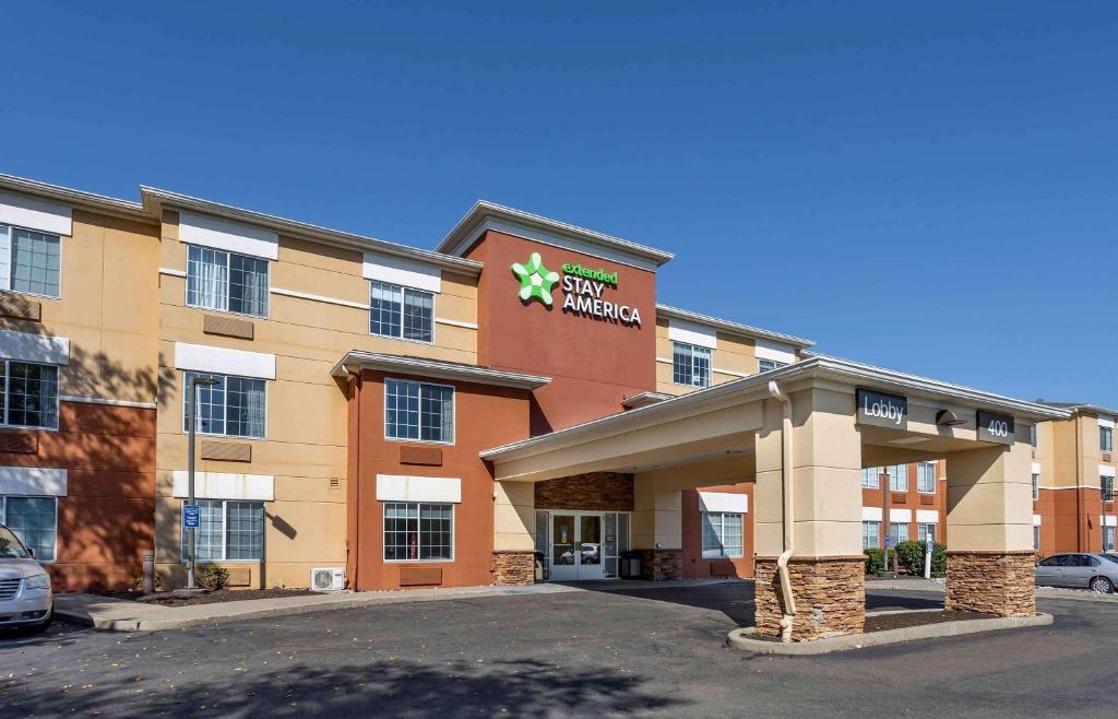 un hotel con un cartel en la parte delantera en Extended Stay America Suites - Norwalk - Stamford en Norwalk