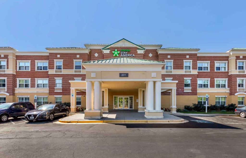 um grande edifício com um gazebo em frente em Extended Stay America Suites - Washington, DC - Gaithersburg - South em Gaithersburg