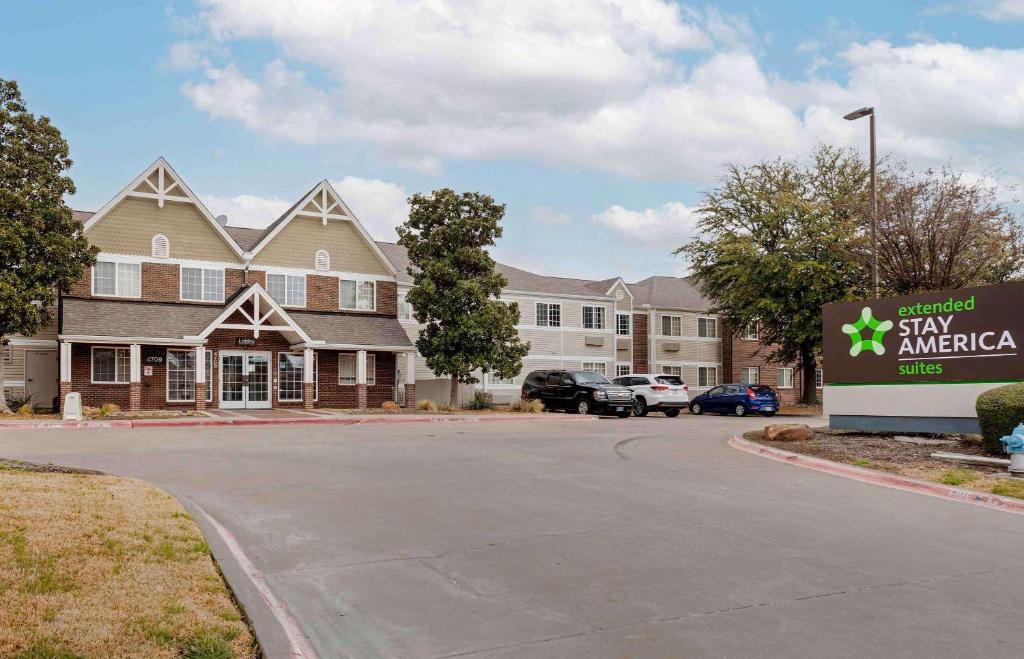 ein Gebäude mit einem Schild davor in der Unterkunft Extended Stay America Suites - Dallas - Plano Parkway in Plano