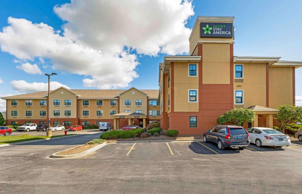 ein Hotel mit Parkplatz davor in der Unterkunft Extended Stay America Suites - Chicago - Darien in Lemont