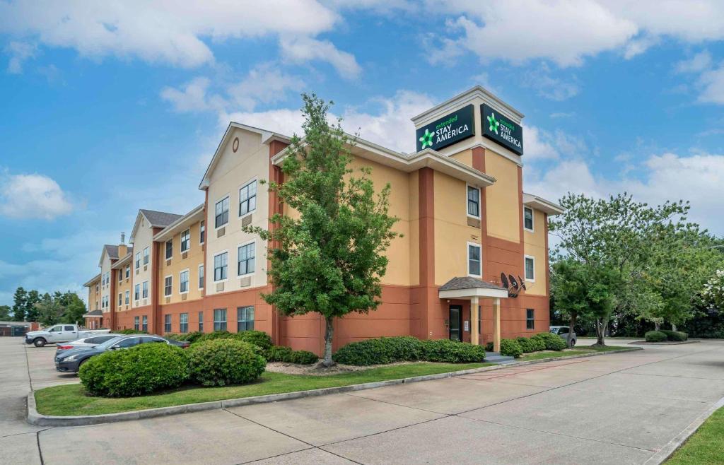 肯纳Extended Stay America Select Suites - New Orleans - Airport的一座酒店大楼，楼顶有招牌