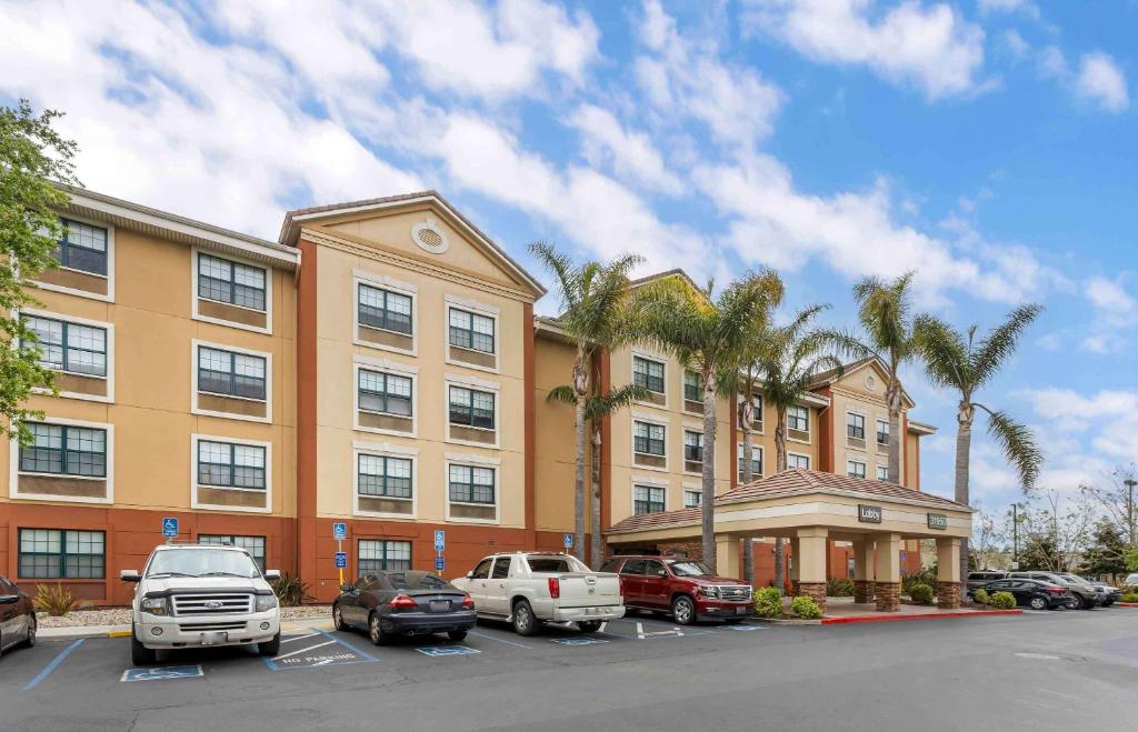 een groot gebouw met auto's geparkeerd op een parkeerplaats bij Extended Stay America Premier Suites - Union City - Dyer St in Union City