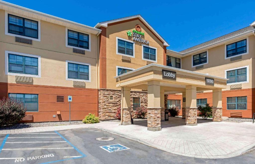 un hotel sin señal de estacionamiento en un estacionamiento en Extended Stay America Suites - Reno - South Meadows en Reno
