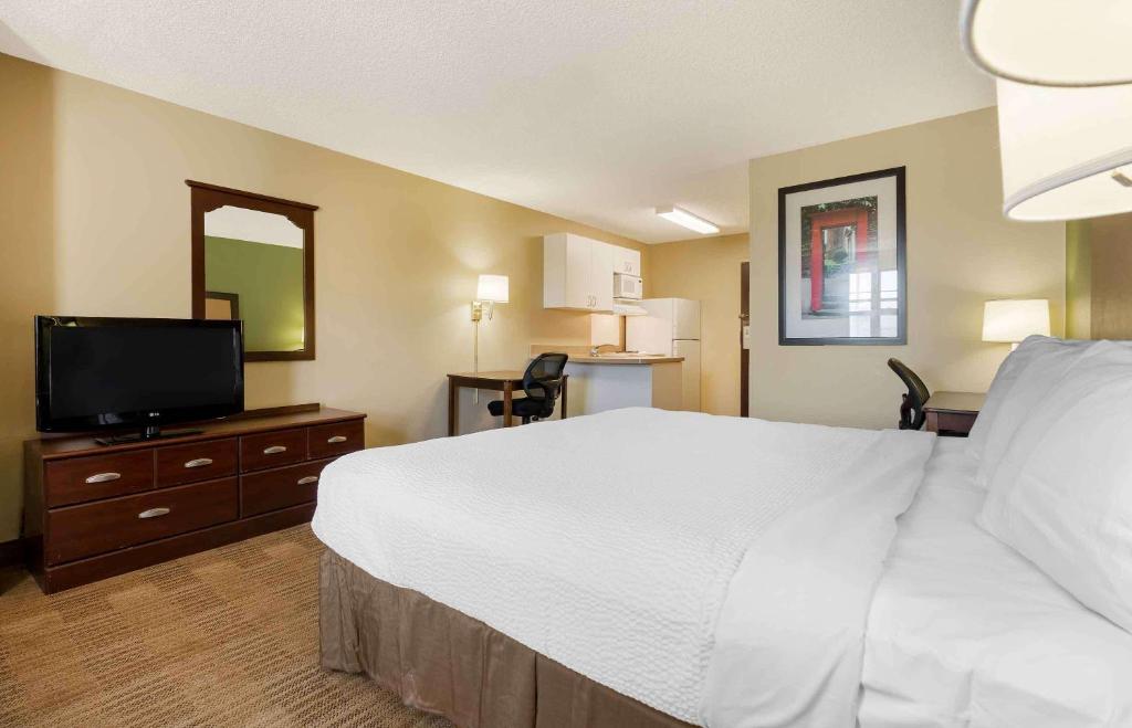 TV a/nebo společenská místnost v ubytování Extended Stay America Suites - Reno - South Meadows