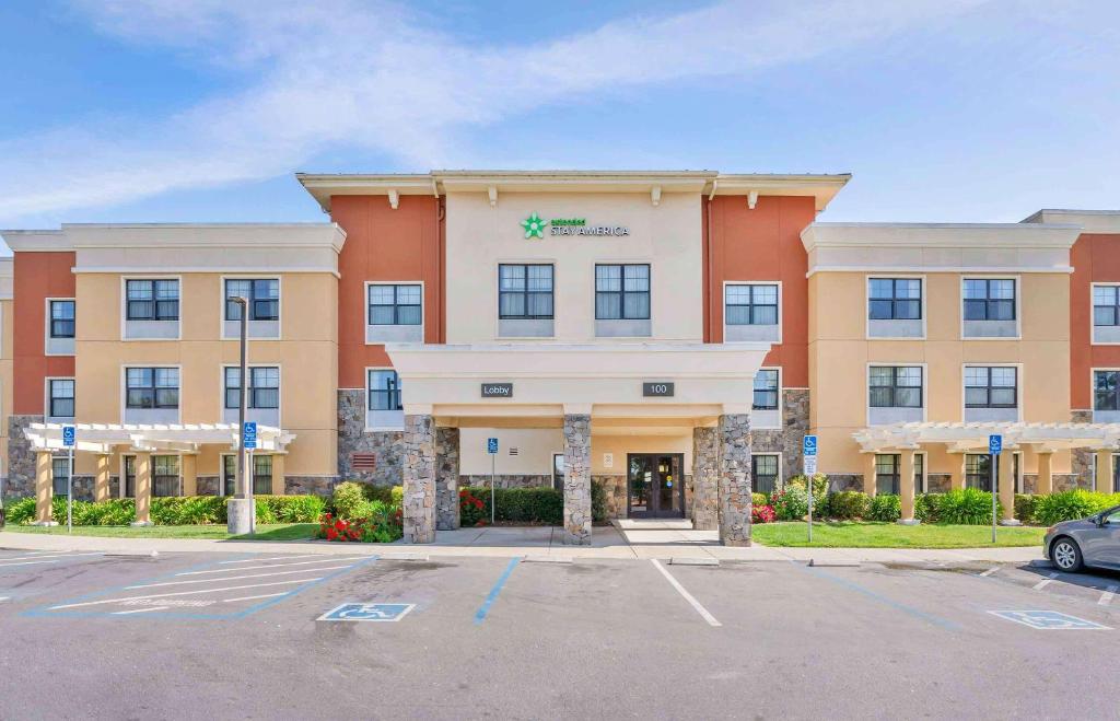 un hotel con un estacionamiento delante de él en Extended Stay America Suites - Santa Rosa - North, en Santa Rosa