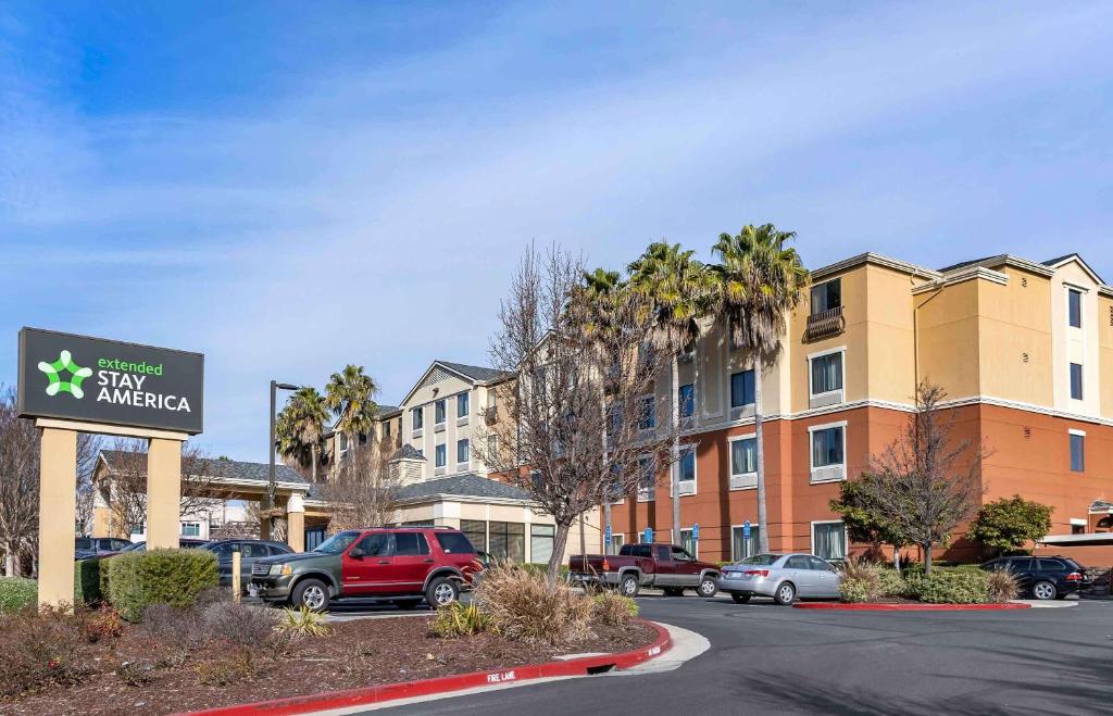 un cartel en un estacionamiento frente a un edificio en Extended Stay America Suites - San Rafael - Francisco Blvd East, en San Rafael