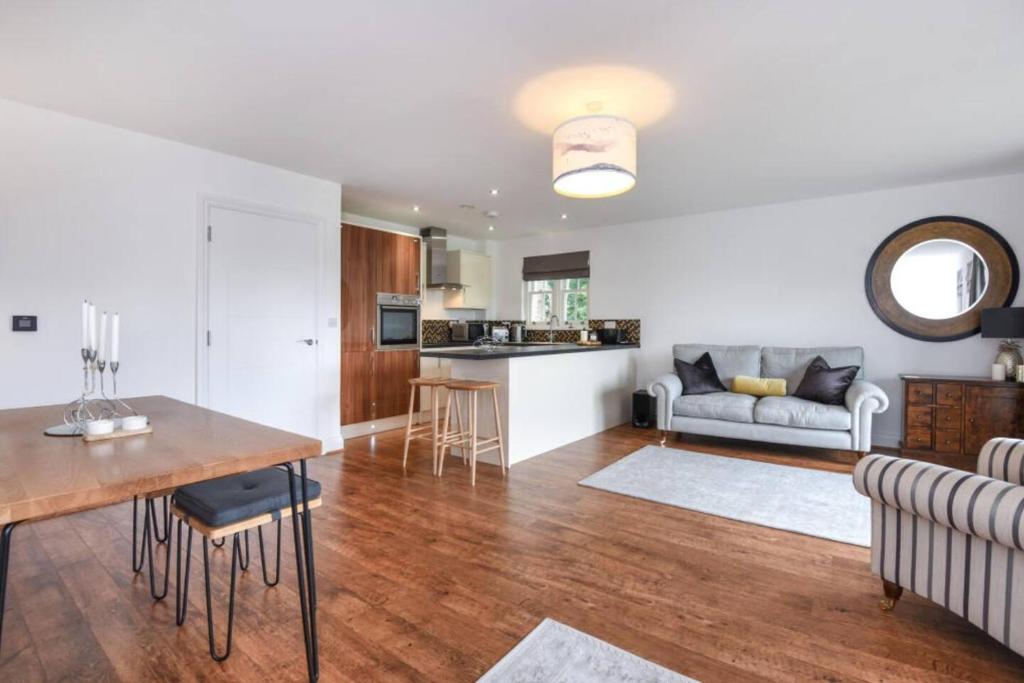 uma sala de estar com uma mesa e um sofá em Spacious 2-Bed Apartment in Oxford em Oxford