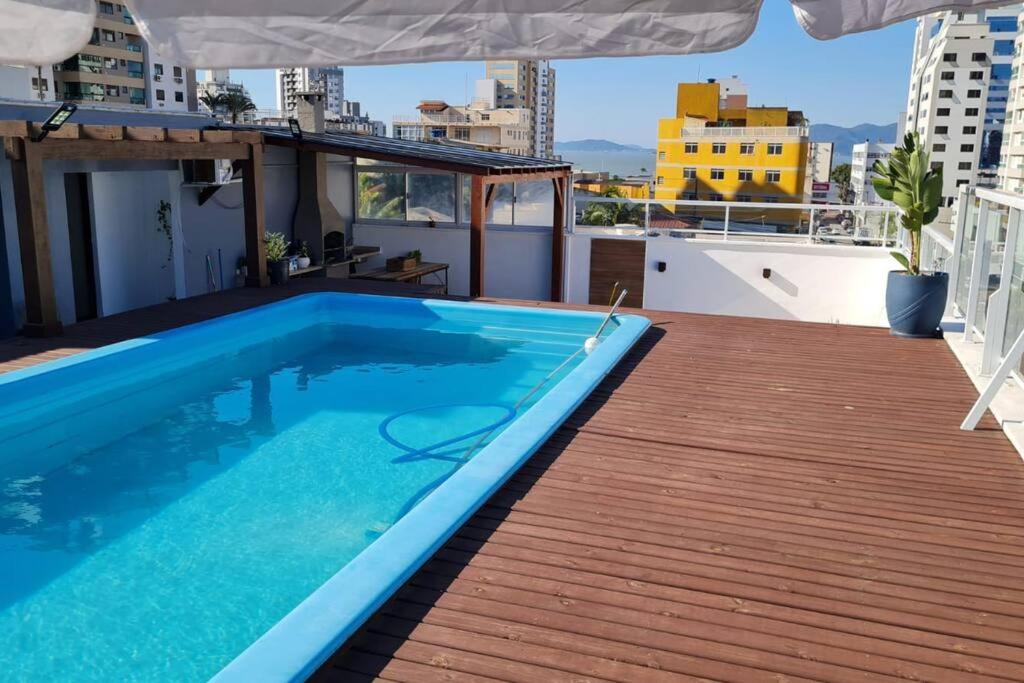 una piscina en la azotea de un edificio en Casa da Miss, en Florianópolis