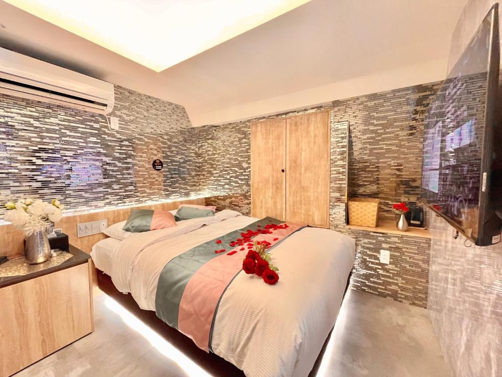 ein Schlafzimmer mit einem Bett mit roten Rosen darauf in der Unterkunft 上野Bellaホテル in Tokio