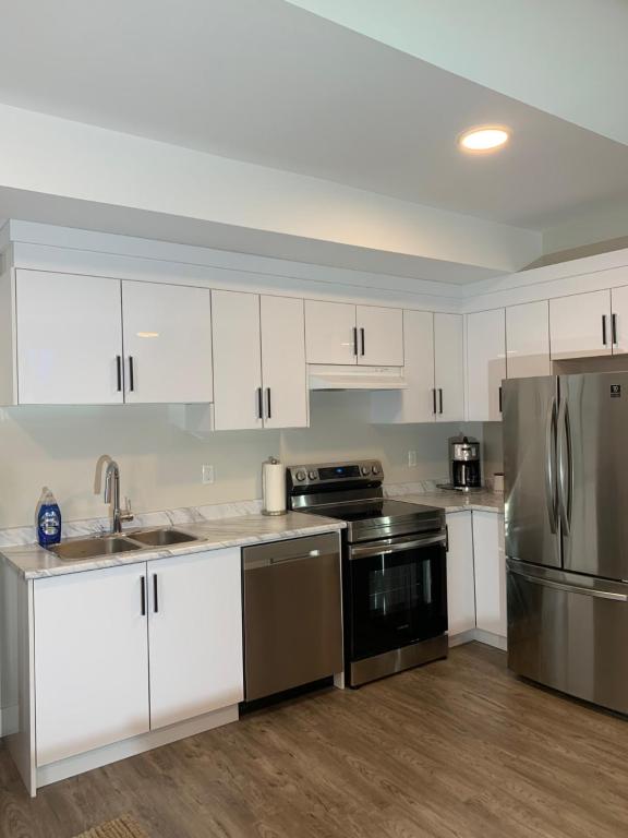 Η κουζίνα ή μικρή κουζίνα στο Modern 2BR Guest House in North Nanaimo