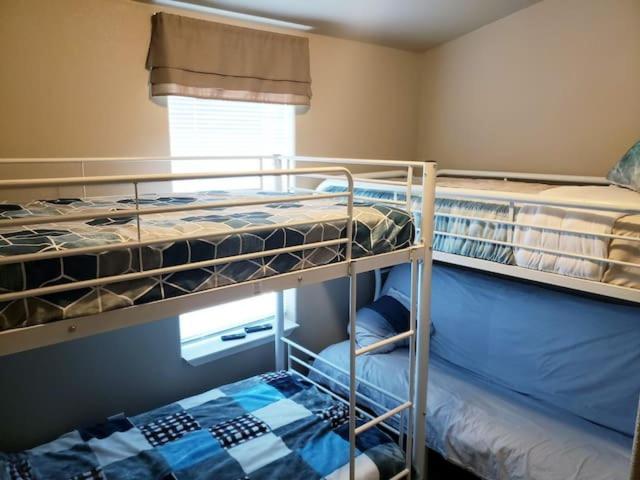 Zimmer mit 2 Etagenbetten und einem Fenster in der Unterkunft Welcome to Sand Trap! Covered boat or RV parking! in Parker