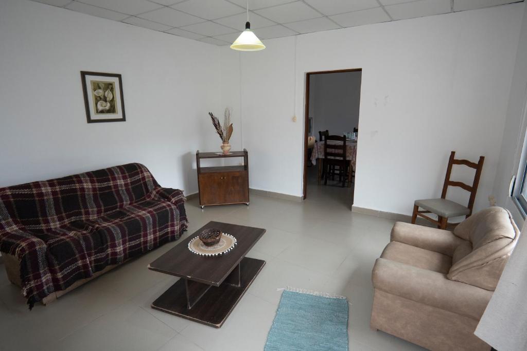 sala de estar con sofá y mesa en Casa amueblada en centro de Minas, Lavalleja, en Minas