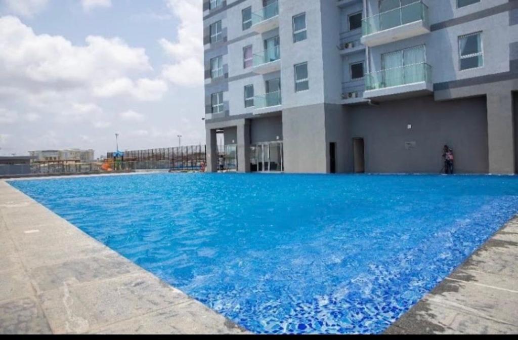 Blue water apartment tesisinde veya buraya yakın yüzme havuzu
