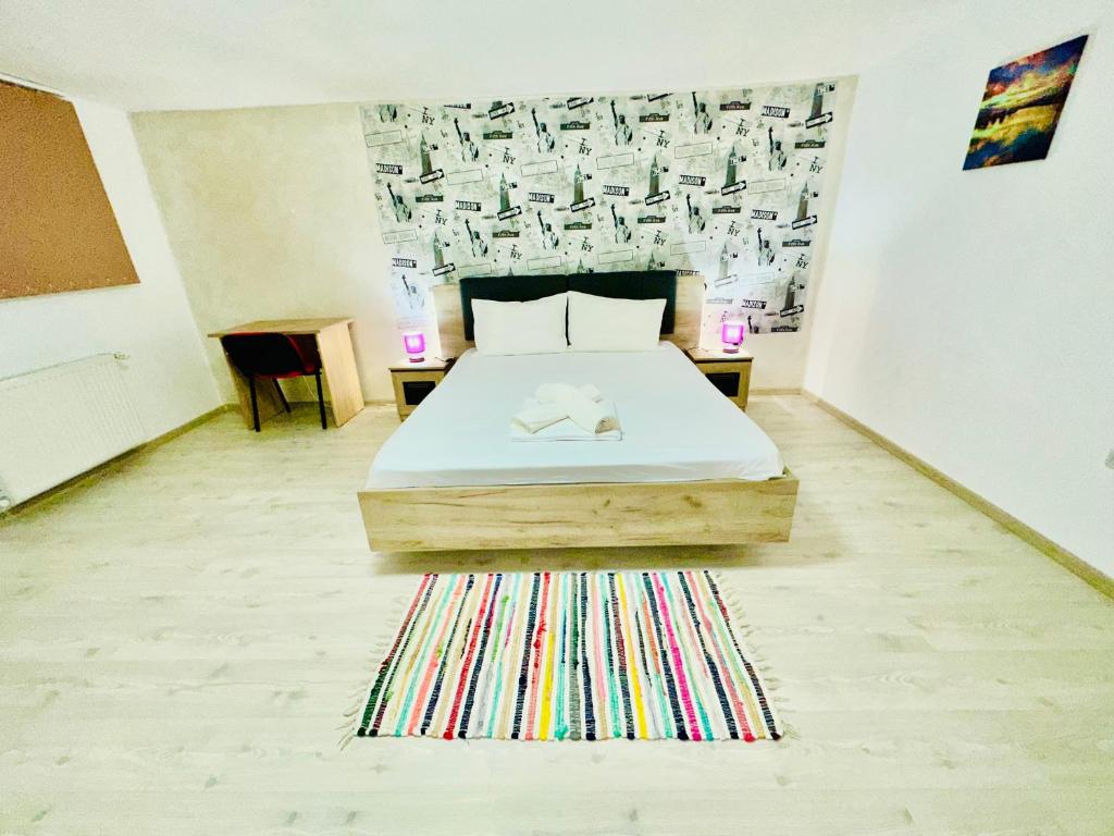 sypialnia z łóżkiem i dywanem na podłodze w obiekcie Central Park Big Apartment w mieście Timişoara