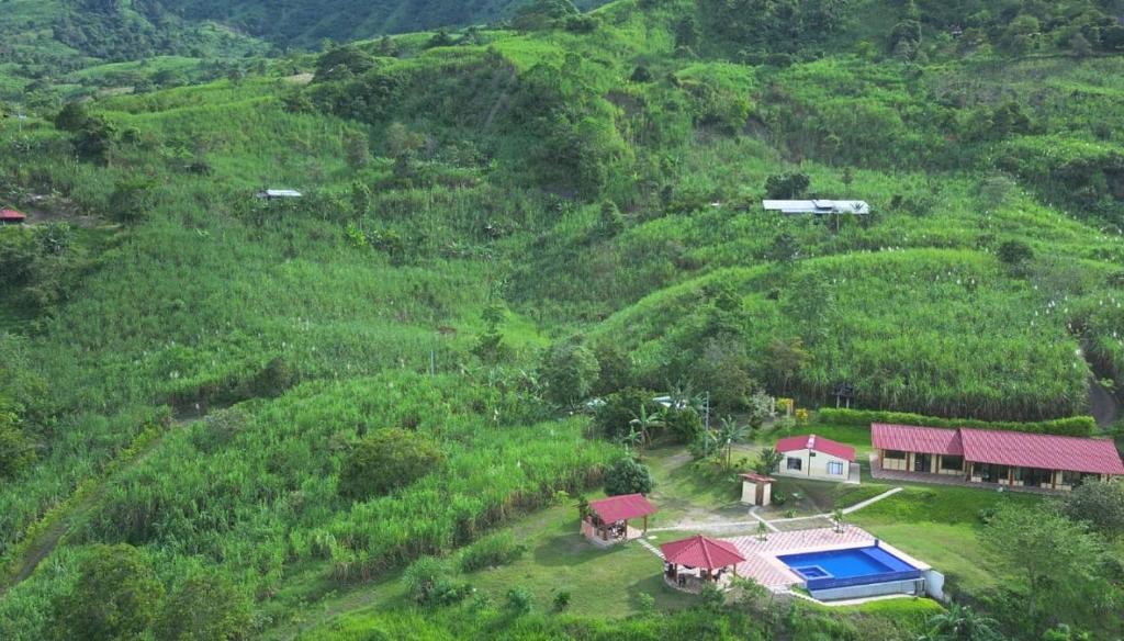 eine Luftansicht eines Hauses auf einem Hügel in der Unterkunft Quinta Maka VistaHermosa in Villeta