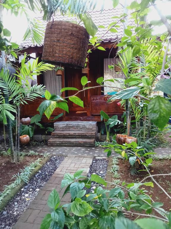 una casa en medio de un jardín en Buratwangi Joglo House, en Kerobokan