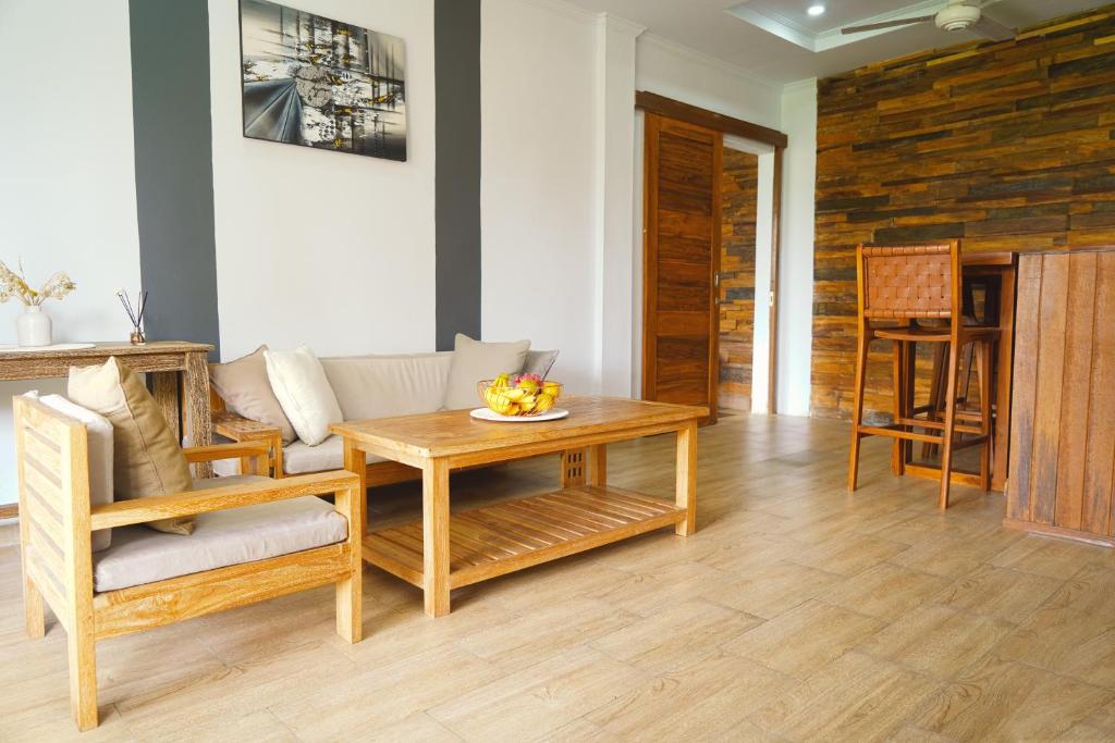 a living room with a couch and a table at Nyaman Villa Ubud - Gemütliche Wohnung in Reisfelder in Ubud