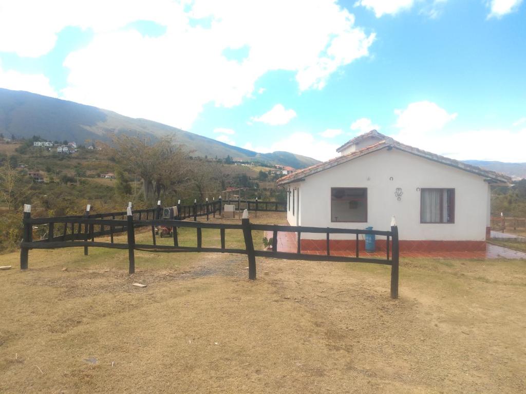 una casa con una valla delante de ella en el recuerdo, en Villa de Leyva