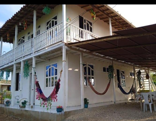 Cette maison blanche dispose d'un balcon sur le côté. dans l'établissement Hospedaje Paula C, à Calao