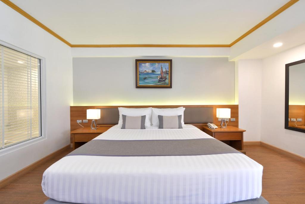 The Beverly Hotel Pattaya - 豪华房-带透明浴缸