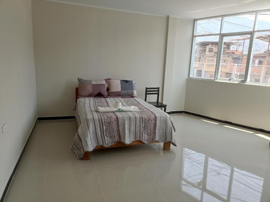 sypialnia z łóżkiem i dużym oknem w obiekcie Casa Alojamiento Virreynal w mieście San Ramón