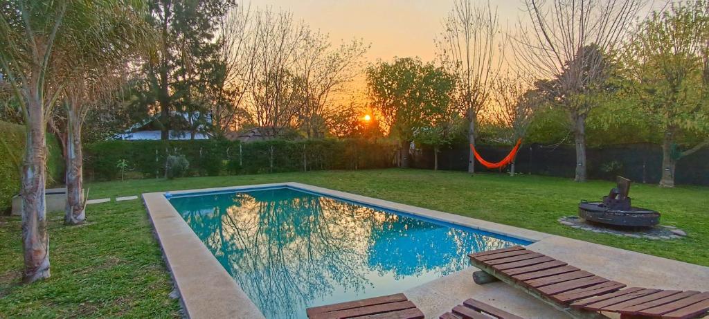 una piscina en un patio con un columpio en Quinta Parque Sakura Exaltación de la cruz en Pavón